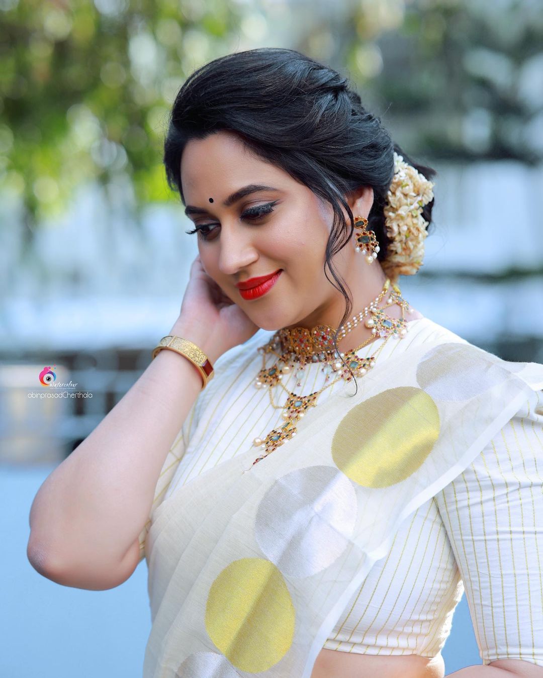 MALAYALAM ACTRESS MIYA GEORGE BEAUTIFUL JEWELRY IN WHITE SAREE 9